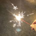 手持ち花火で家族時間｜セブンイレブンで買える夏の楽しみ